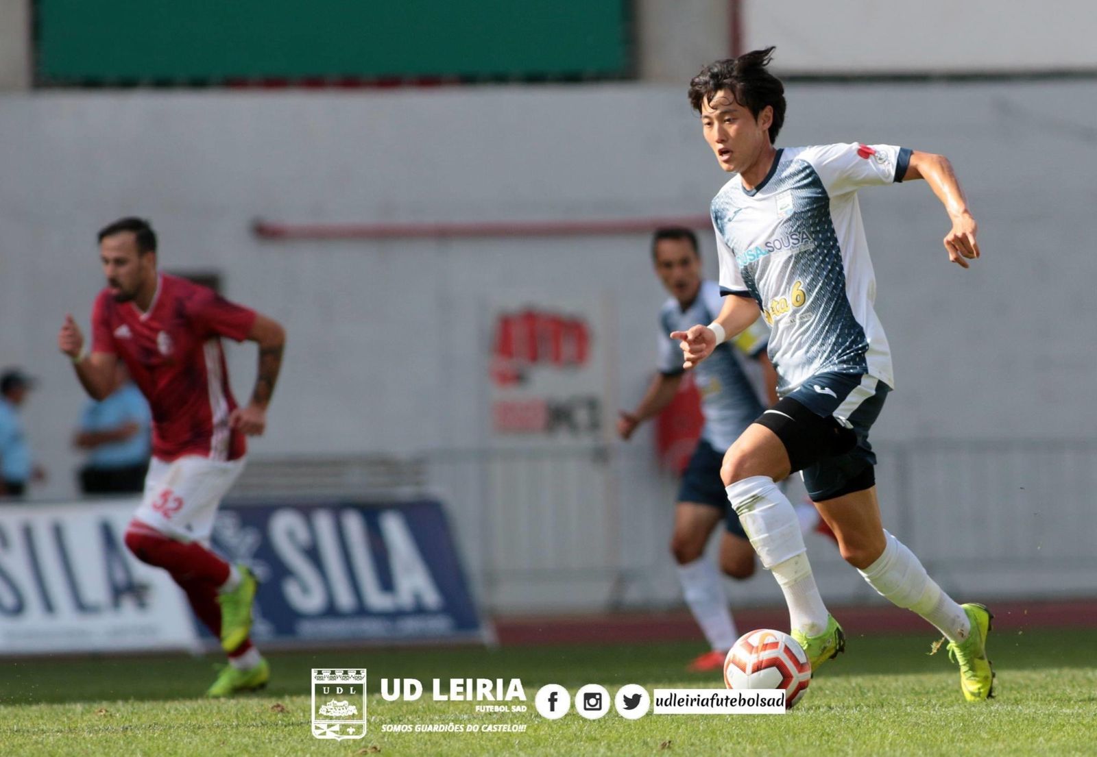 Danny Choi running with the ball for União de Leiria